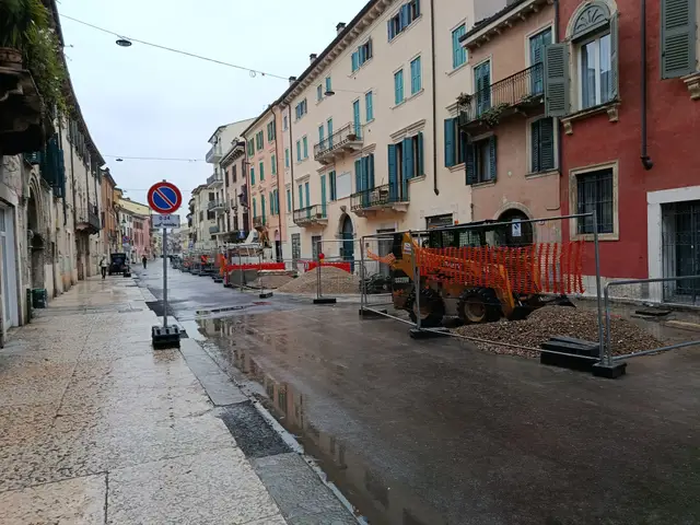Mezzi ed escavatori operativi lungo la carreggiata stradale