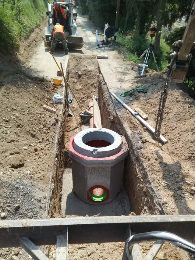 Cantiere per intervento sulla rete fognaria a Bardolino