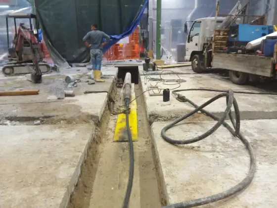 Attrezzatura per pipe ramming in funzione all'interno di uno stabilimento produttivo a Nogara