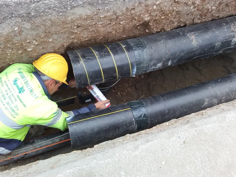 Cantiere per intervento sulla rete di distribuzione del gas