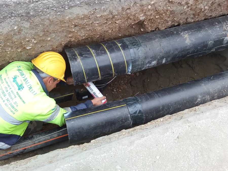 Cantiere per intervento sulla rete di distribuzione del gas