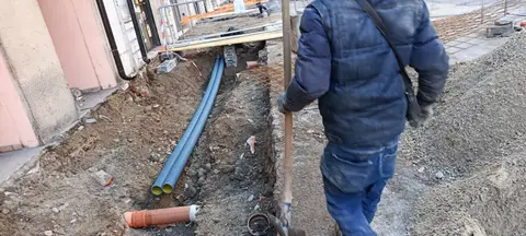 Trincea aperta in centro storico con le tubazioni posate
