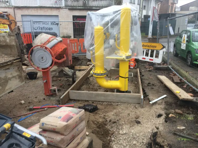 Cantiere stradale per la posa di infrastrutture interrate